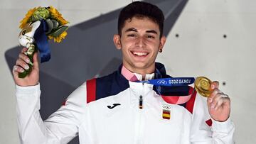 El escalador español Alberto Ginés posa tras proclamarse campeón olímpico en los Juegos Olímpicos de Tokio 2020.