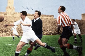 La temporada 1947-48 vio el estreno del nuevo estadio madridista, llamado en un principio Chamartín (posteriormente se cambiaría a estadio Santiago Bernabéu). Pero la situación del equipo blanco no era nada buena. Rondaba los puestos bajos de la tabla clasificatoria, cuando el 29 de febrero de 1948 (el día de clavo del calendario), se jugaba el derbi entre vecinos madrileños. Ese día, los rojiblancos juegan por primera vez en el nuevo coliseo blanco. Desde un primer momento se observa su superioridad. Escudero, con un gran cabezazo, inaugura el marcador. Los blancos tiran de casta… hasta que a tres minutos de la llegada del descanso se produce la jugada clave: un ataque blanco acaba con un disparo de Barinaga al larguero. Se produce un pequeño barullo, y el balón aparece dentro de las redes rojiblancas. Saso, portero atlético, y Riera protestan: dicen que Alsúa ha marcado con la mano. Azón, el colegiado, concede el tanto. El partido acabará con ese resultado de empate a un tanto. Al día siguiente, la foto de Alsúa (un extremo que jugó siete campañas de blanco dejando 34 goles en 134 partidos) golpeando el balón con la mano apareció en todos los diarios gráficos, aumentando el cabreo de los rojiblancos…