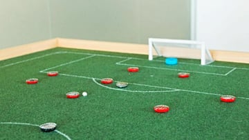 Los más jóvenes no lo vivieron, pero el mejor juego de fútbol de los 90 tenía chapas de botella y un garbanzo como balón