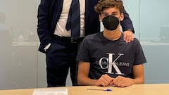 Javier Villar (18 a&ntilde;os), en el momento de firmar su contrato con el Real Madrid.