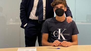 Javier Villar (18 a&ntilde;os), en el momento de firmar su contrato con el Real Madrid.