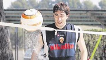 <b>CON UN PIE FUERA. </b>Cani, durante un entrenamiento en la 'playa' de la Ciudad Deportiva.