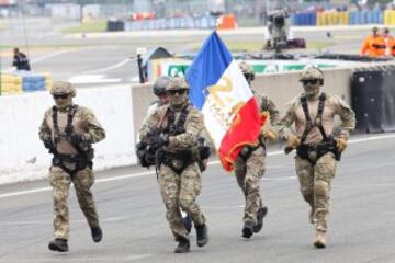 Soldados franceses portan la bandera de la prueba.