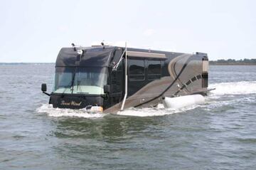 El CAMI Terra Wind, con una incre¨ªble velocidad en tierra de 130 kil¨®metros por hora y de 7 nudos en el agua -13 kil¨®metros por hora- es capaz de navegar tanto por r¨ªos como por lagos. Unas velocidades bastante asombrosas debido a que su peso ronda las 15