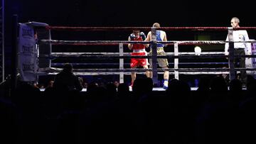 Dos boxeadores se enfrentan en una de las veladas mensuales de La Cubierta de Legan&eacute;s. 