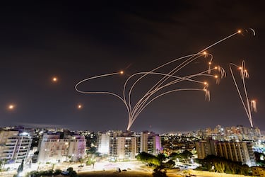 El sistema antimisiles Cpula de Hierro de Israel intercepta cohetes lanzados desde la Franja de Gaza, en la ciudad de Ashkelon.