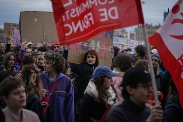 La gente asiste a una manifestación para conmemorar el Día Internacional de la Mujer en Lyon, Francia.