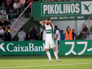 El defensa hizo un gol de mérito. Cogió un balñón casi en la frontal y sacó un zambombazo que sorprendió al portero, que llegó a tocar la pelota. 