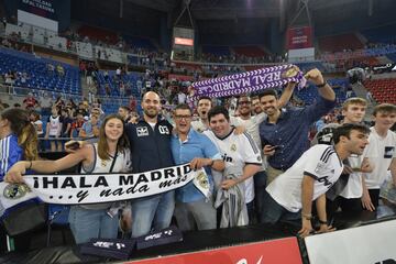 Los aficionados blancos también celebraron el tÍtulo.