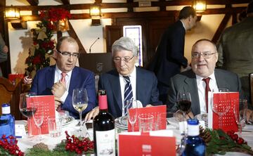 Enrique Cerezo, presidente del Atlético de Madrid, con Juan Ignacio Gallardo, director de Marca y Alfredo Relaño, director de Diario As.