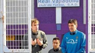 <b>CARAS LARGAS Y DANDO EXPLICACIONES. </b>Esto era la tónica general de los jugadores y el cuerpo técnico del Valladolid a la salida a Los Anexos, tras hora y media encerrados en el vestuario.