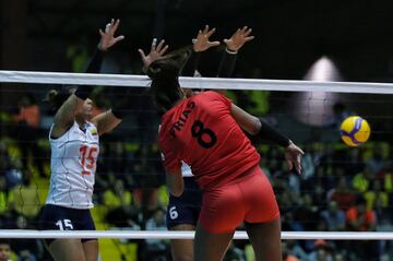 La Selección Colombia de Voleibol Femenino venció en sets corridos a Perú en el Coliseo El Salitre y definirá el cupo a los Juegos Olímpicos Tokio 2020 frente a Argentina.