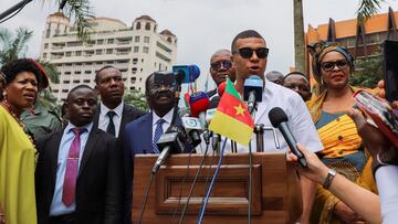 Mbappé, durante su visita a Camerún.