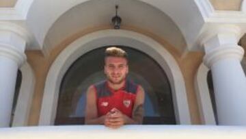 Immobile posa desde las instalaciones de La Manga.