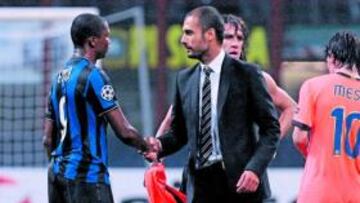<b>SALUDO. </b>Samuel Etoo y Pep Guardiola se estrechan la mano al final del partido entre el Inter y el Barcelona, anoche.