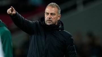 BARCELONA, 29/01/2025.- El entrenador del FC Barcelona, el alemán Hansi Flick durante el partido de la Liga de Campeones de la UEFA ante la Atalanta, este miércoles en Barcelona. EFE/ Alejandro García