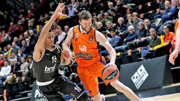 GRAF3162. VALÈNCIA, 01/03/2018.- El ala pívot canadiense del Valencia Basket, Aaron Doornekamp (d), trata de superar la defensa del ala pívot del Brose Bamberg alemán, Louis Olinde, durante el partido correspondiente a la jorna