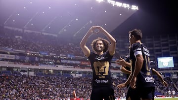 MEX6185.PUEBLA (MÉXICO), 22/09/2023.- César Huerta de Pumas festeja su anotación contra Puebla hoy durante un partido de la jornada 9 del torneo Apertura 2023 de la liga de fútbol mexicano disputado en el estadio Cuauhtémoc, en Puebla (México). EFE/ Hilda Ríos