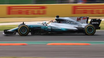 El británico conquistaría su cuarto campeonato del mundo en México, a falta de dos carreras para el final, con un Mercedes que se mostrraría superior a Ferrari durante la temporada.