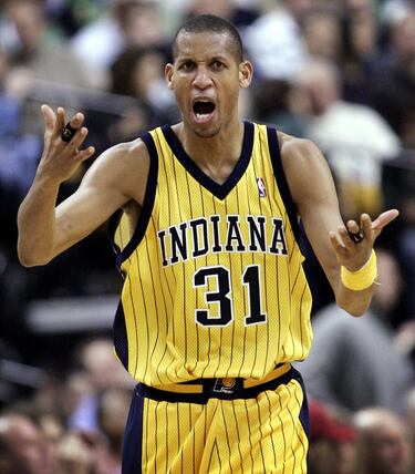 Curiosamente, la Reggie Miller Rule se implementó en 2012, casi 90 meses después de la retirada, en 2005, del legendario Reggie Miller, el escolta que con Indiana Pacers (1987-2005) fue uno de los grandes rivales de Michael jordan en el Este de los años 90. Miller todavía es el tercer máximo triplista de la historia (por detrás de Ray Allen Y Stephen Curry) con 2.560 convertido. En un tiempo con menos especialistas, sus rachas eléctricas y su rapidez recibiendo y tirando (catch and shoot) convirtieron a Miller en uno de los jugadores más carismáticos de su tiempo. Uno que, además, perfecciono el arte de lanzar una patada hacia el defensor mientras se elevaba para lanzar, forzando así un contacto con el que sacaba faltas personales, a veces de tres tiros y otras de 3+1. Esa acción, el kick leg que rompía el movimiento natural del tirador y hacía la vida imposible al defensor, se extendió tanto a partir de Miller que la NBA lo empezó a castigar en 2012. Cuando esta acción claramente forzada por el tirador, los árbitros pasarían a pitar falta en ataque. Un recado a Miller… años después de su adiós a las pistas. 