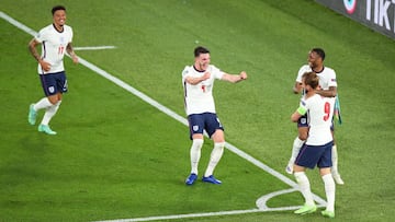 Harry Kane celebra uno de sus goles ante Ucrania con Sterling, mientras se acercan a ellos Rice y Sancho.