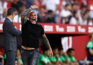 El elegido para sustituir a Lopetegui fue Jorge Sampaoli. El técnico argentino debutó en el partido de liga ante el Athletic Club con un empate a uno. En la actualidad el Sevilla está en el puesto número 15 de la tabla.