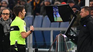 El italiano Gianluca Rocchi recurre al VAR durante el reciente Roma-Lazio de la Serie A.