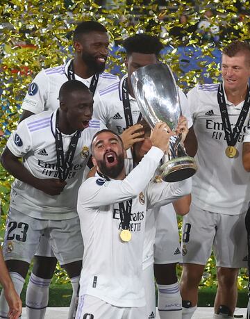 Carvajal levanta la Supercopa.