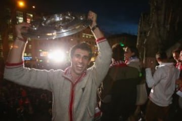 El jugador español Javi Martinez celebrando el titulo de Campeón de la Bundesliga con el Bayern Múnich