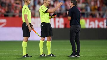 Quique trata de dialogar con el árbitro tras ser expulsado a la conclusión del partido que el Getafe perdió en Girona.
