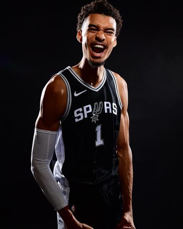 Victor Wembanyama ganó más de 10 kilos de peso respecto al año pasado y aseguró que este verano se enfocó en “ganar fuerza y abdominales” para ser más competitivo en la nueva temporada de la NBA. Impresionó a todos durante el Media Day del equipo texano, previo al 'Wemby' arranca la 2024-25 pesando casi 106 kilos.