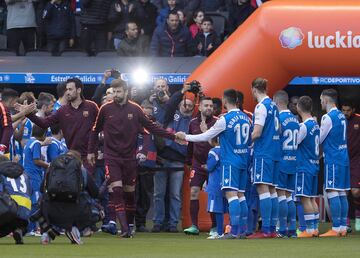 El equipo coruñés hizo el pasillo al Barcelona antes del inicio del partido como homenaje al título de Copa del Rey