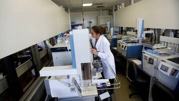 Una mujer trabaja en el Laboratorio Brasile&ntilde;o Antidopaje durante su inauguraci&oacute;n antes de la celebraci&oacute;n d elos Juegos Ol&iacute;mpicos de R&iacute;o de Janeiro 2016.