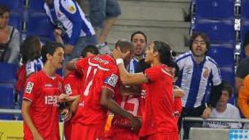 Cáceres felicita a Kanouté y este a su vez lo hace con Negredo en la jugada del 0-1.