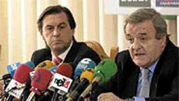 <B>CONTUNDENTE</B>. Patxi Izco, a la derecha, justificó la sanción.