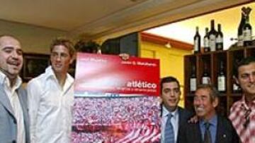 <b>SENTIMIENTO. </B>Los autores del libro, Javier Matallanas (primero por la izqda.) y José Miguélez (tercero por la derecha) junto a Fernando Torres, Adelardo y Kiko.