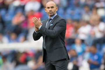 Paco Jémez como entrenador de Cruz Azul en un partido de Liga MX