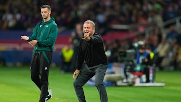 Hansi Flick, durante el partido contra el PSG.