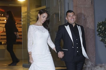 Santiago, 07 de julio 2017.
El futbolista Gary Medel junto a su esposa Cristina Morales saludan a la prensa durante su fiesta de matrimonio.
Karin Pozo/Photoport