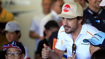 FR13. Suzuka (Japan), 07/10/2018.- Spanish Formula One driver Fernando Alonso of McLaren poses with children before the drivers parade ahead the Japanese Formula One Grand Prix at the Suzuka Circuit in Suzuka, central Japan, 07 October 2018. (Fórmula Uno, Japón) EFE/EPA/FRANCK ROBICHON