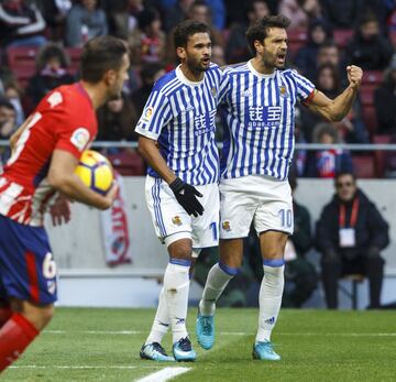 Willian José celebra el 0-1 con Xabi Prieto. 