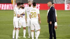 Zinedine Zidane habla con Valverde, Isco, Ramos y Asensio durante la pausa de hidrataci&oacute;n de la segunda parte del Real Madrid-Mallorca de la 31&ordf; jornada de LaLiga Santander.
 