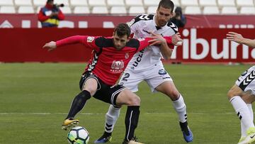 Arroyo, jugador del Albacete, en un partido frente a la Cultural Leonesa.