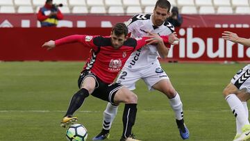 Arroyo, jugador del Albacete, en un partido frente a la Cultural Leonesa. 