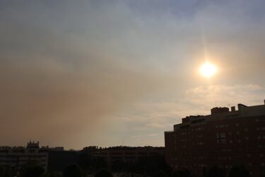 El foco del fuego se sitúa en Méntrida, y su humo ha alcanzado buena parte de la capital.