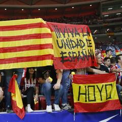 El Wanda recibe a Piqué con una pitada y banderas de España