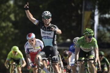 Mark Cavendish se impusó a Greipel y Sagan al sprint en la meta en Fougeres.