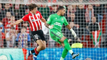 BILBAO, 20/12/2023.- El guardameta de Las Palmas Álvaro Vallés (d) lucha con Unai Gómez, del Athletic, durante el encuentro de la jornada 18 de LaLiga entre Athletic Club de Bilbao y UD Las Palmas, este miércoles en el estadio de San Mamés, en Bilbao. EFE/ Luis Tejido
