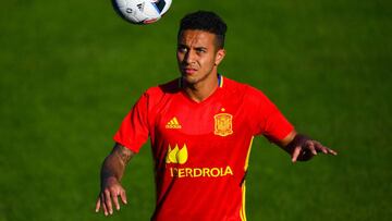 SCHRUNS, AUSTRIA - MAY 28: Thiago Alcantara of Spain juggles the ball during training session on May 28, 2016 in Schruns, Austria. (Photo by David Ramos/Getty Images)