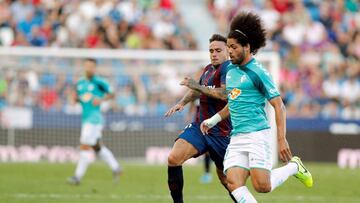 GRAF1574. Valencia, 29/09/2019.- El defensa de Osasuna, Aridane Hernández (d), conduce el balón ante el delantero del Levante, Roger Martí, durante el encuentro correspondiente a la séptima jornada de primera división qu
